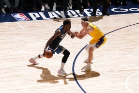 爱游戏手机游戏湖人关键时刻失误不断，球队憾负对手，主要单位处理.