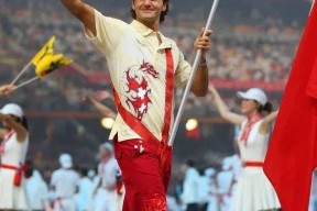 爱游戏官网费德勒重返赛场，大比分获胜首场状态出色，尤文图斯观众沸腾！全场沸腾不已(德约vs费德勒)